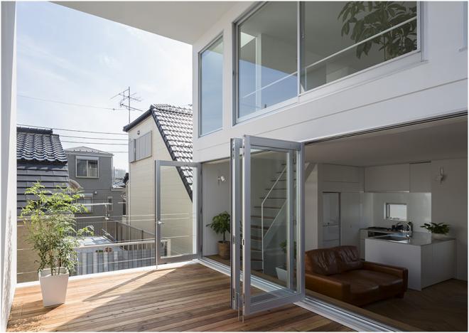 Mały dom z dużym tarasem od Takuro Yamamoto Architects
