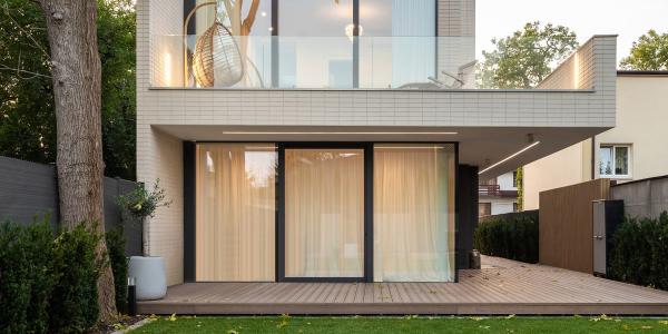 Slim house w Warszawie. Projekt Paweł Lis Architekci