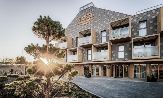 Aluminiowe listwy na balkonach NICKEL Resort nawiązujące do koszy plażowych