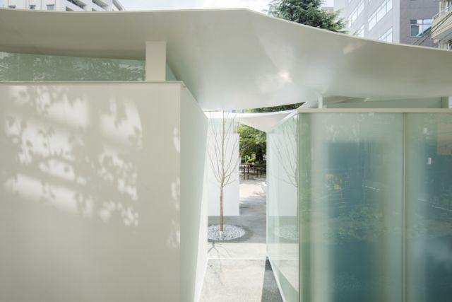 Biała toaleta w Tokio od Fumihiko Maki 