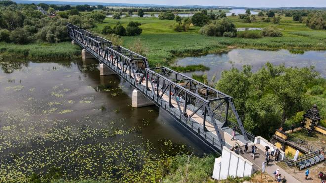Most dla pieszych i rowerzystów z platformą widokową w miejscowości Siekierki