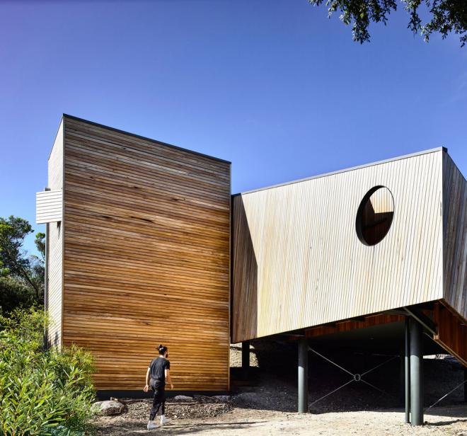Dom z drewna od Kennedy Nolan Architects 