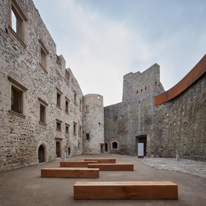 Rekonstrukcja zamku Helfszyn w Czechach