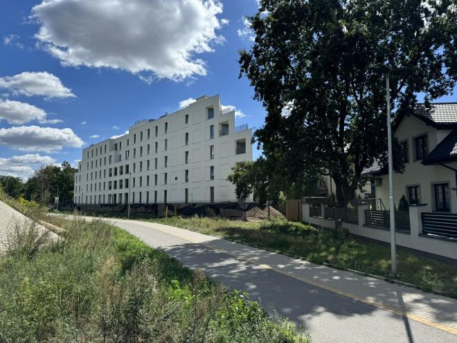 Markowy Targówek: Nowoczesny biały blok od POLE Architekci 