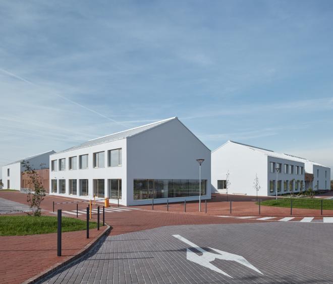 Biała bryła budynku szkoły od SOA architekti