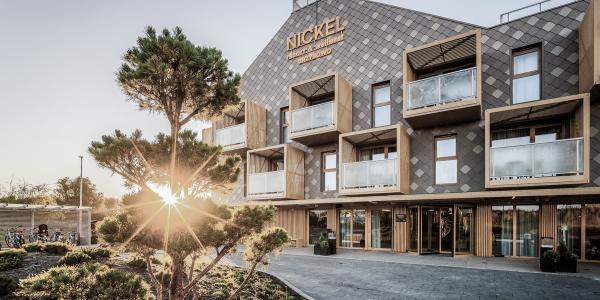 Aluminiowe listwy na balkonach NICKEL Resort nawiązujące do koszy plażowych