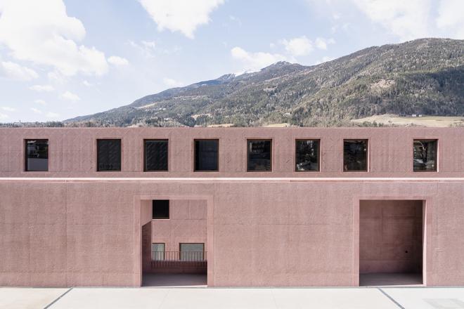 Szkoła z betonu we Włoszech