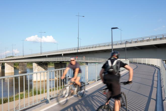 Kładki pieszo-rowerowe pod mostem Łazienkowskim