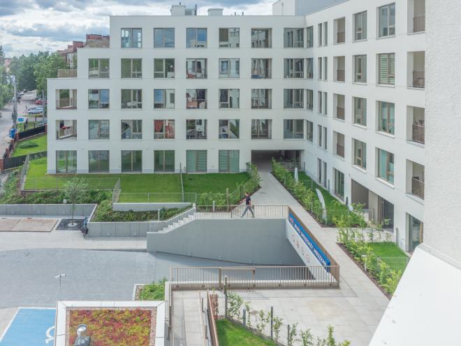 Markowy Targówek: Nowoczesny biały blok od POLE Architekci 