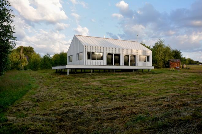 Biały dom nad łąka
