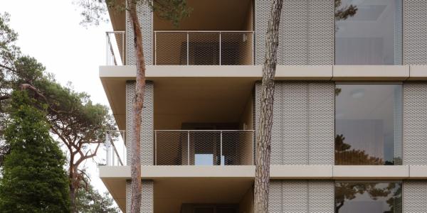 Apartamentowiec w Juracie u zbiegu ulic Świętopełka i Ratibora