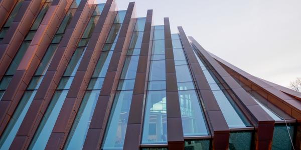 Bjarke Ingels i jego studencki budynek z cegły Isenberg Business School