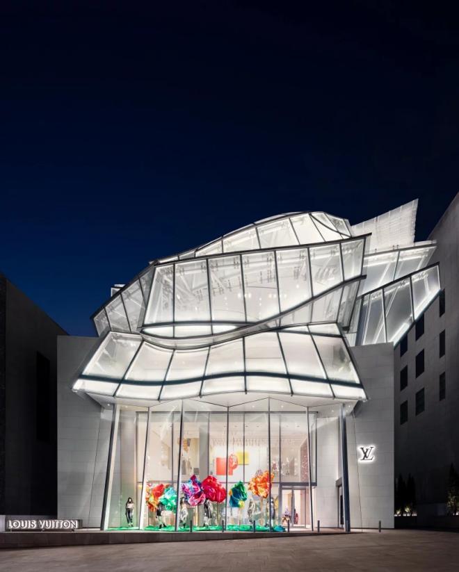 Salon firmowy Louisa Vuittona od Franka Gehrego