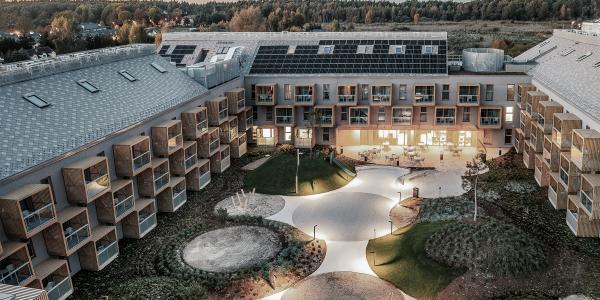 Wewnętrzny dziedziniec kompleksu wypoczynkowego zaprojektowanego przez Ultra Architects