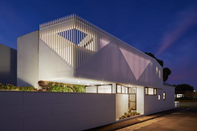 Zespół pracowni Weian Lim Architects (WALA) podjął się rozbudowy domu jednorodzinnego na jednym z przedmieść Melbourne, projekt domu jednorodzinnego