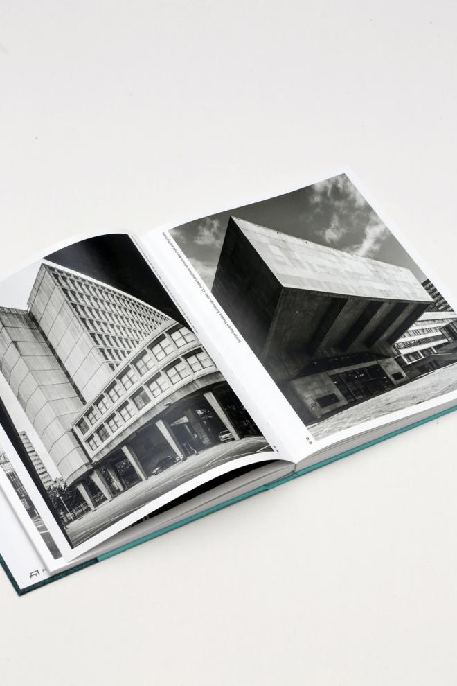 Książka o architekturze Simon Phipps Finding Brutalism
