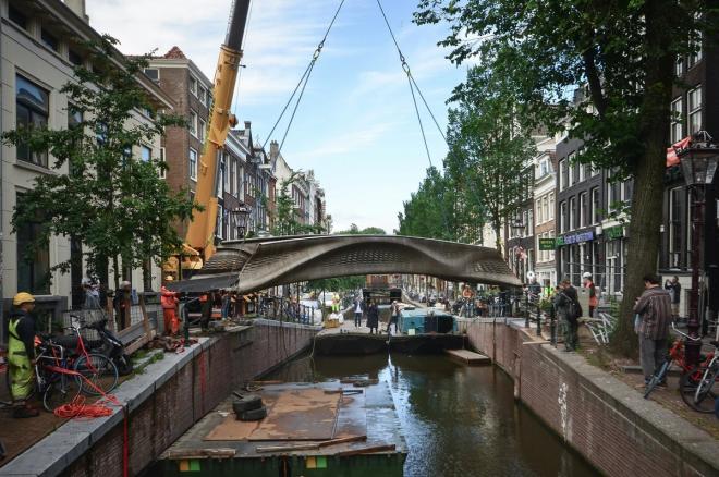 Wydrukowany most w Amsterdamie 