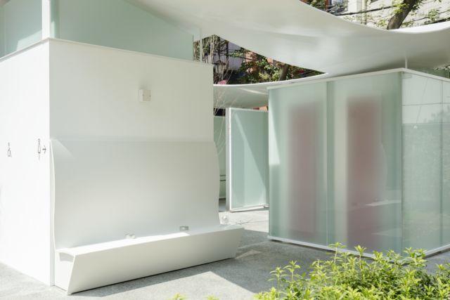 Biała toaleta w Tokio od Fumihiko Maki 