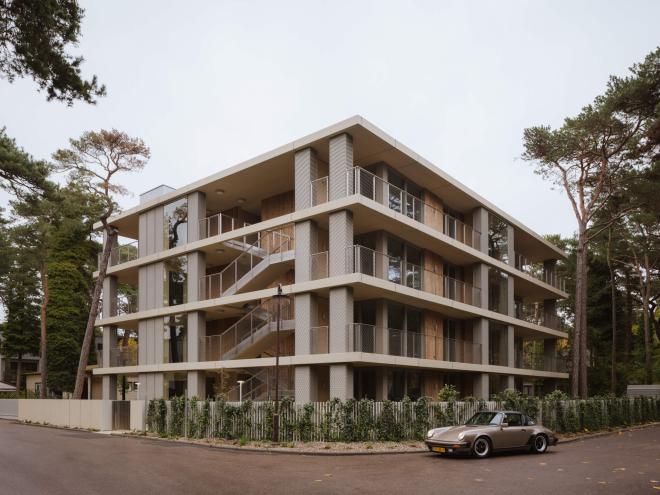 apartamentowiec na styku styk ulic Świętopełka i Ratibora w Juracie