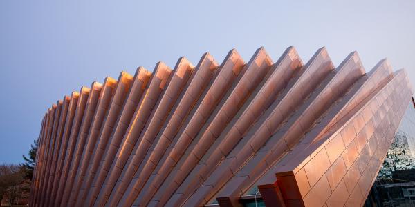 Bjarke Ingels i jego studencki budynek z cegły Isenberg Business School 