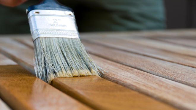 Bejce, lakiery oraz lakierobejce - produkty, które pozwalają nie tylko nadać drewnu pożądany kolor, ale także skutecznie je chronić