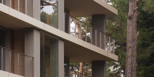 Apartamentowiec w Juracie u zbiegu ulic Świętopełka i Ratibora