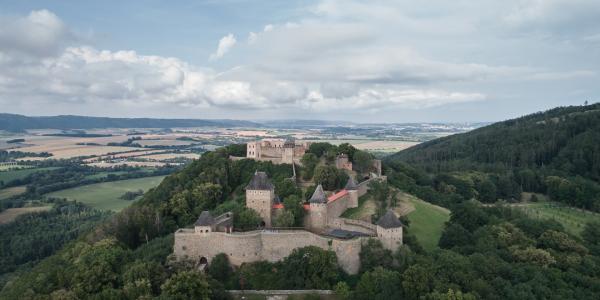 Rekonstrukcja zamku Helfszyn w Czechach