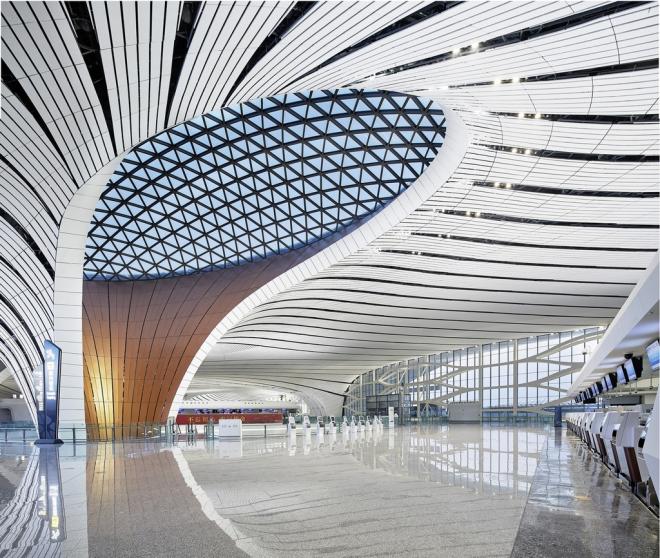 Zaha Hadid, największe lotnisko na świecie, projekt lotniska, lotniska Daxing, przestrzeń publiczna, realizacja architektoniczna