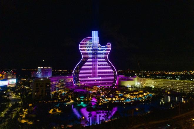 Świecąca bryła budynku The Seminole Hard Rock Hotel & Casino 