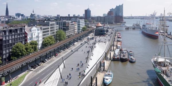 Promenada nad rzeką Elbą w Hamburgu