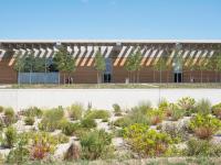 Norman Foster zaprojektował muzeum z różnobarwnego betonu 