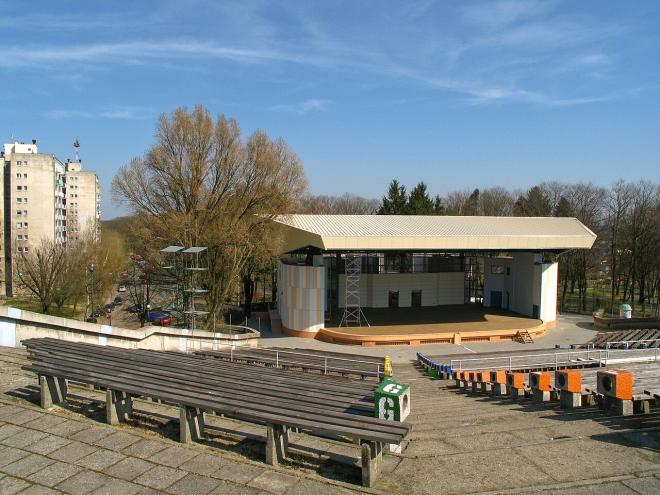 Amfiteatr im. Anny German w Zielonej Górze został zaprojektowany przez Zbigniewa Kmiecika