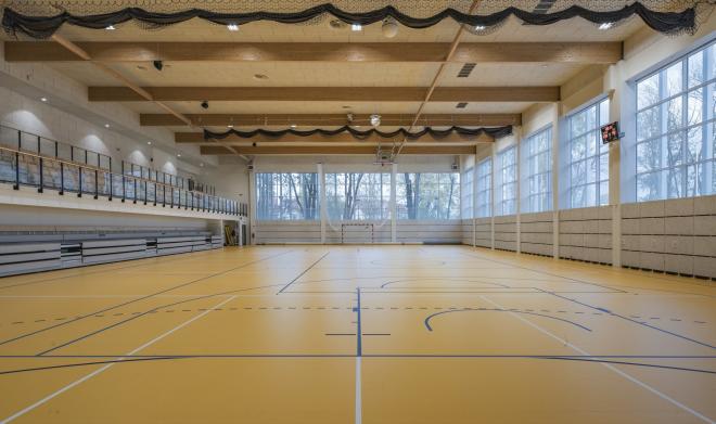 Wnętrze hali sportowej przy Liceum im. Słowackiego w Warszawie