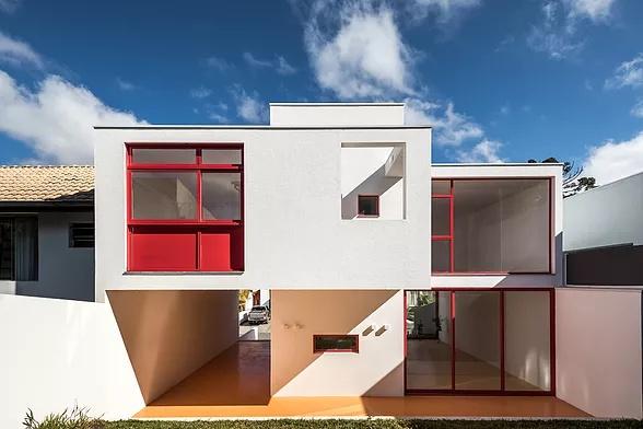 Dom z duzymi oknami od Nommo Arquitetos 