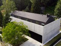 In/Out House - dom otoczony betonowym murem
