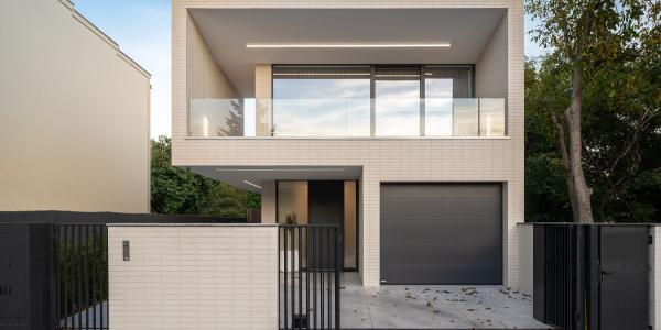 Slim house w Warszawie. Projekt Paweł Lis Architekci