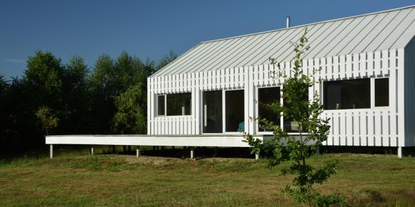 Biały dom nad łąka