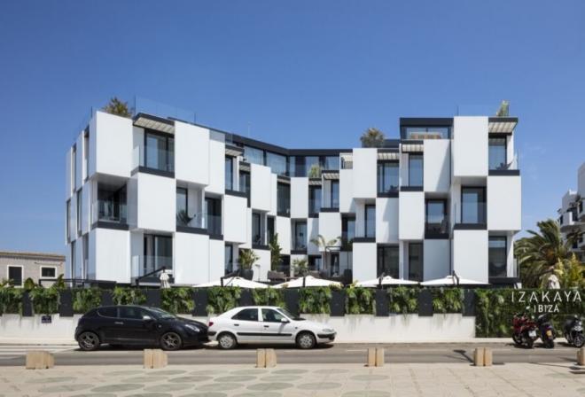 Ribas & Ribas Architects, hotel na Ibizie, ciekawa elewacja, wakacyjna architektura