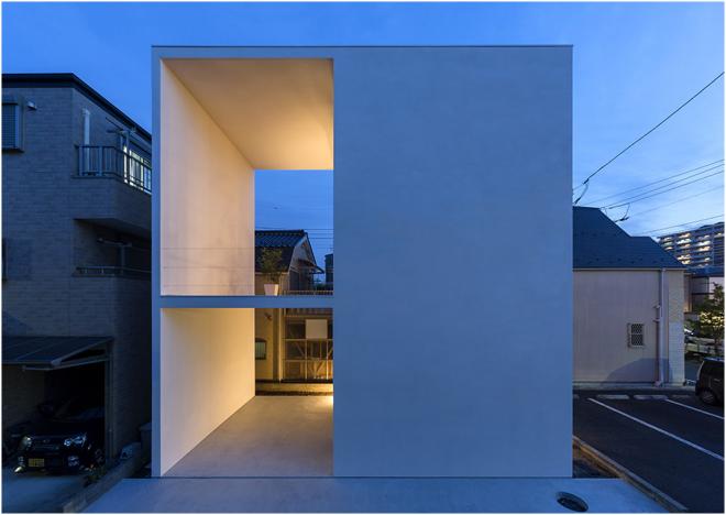 Mały dom z dużym tarasem od Takuro Yamamoto Architects