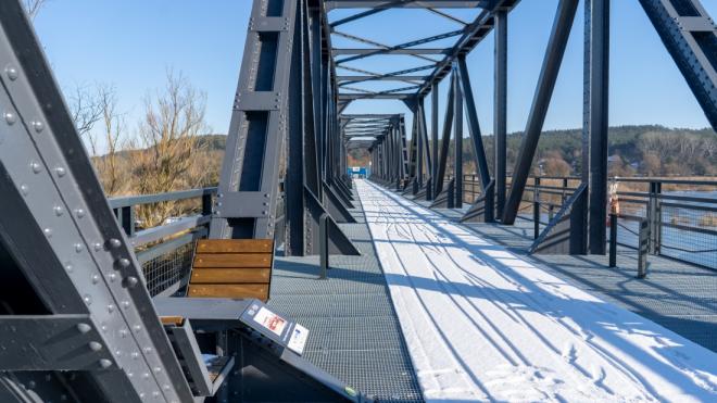 Most dla pieszych i rowerzystów z platformą widokową w miejscowości Siekierki