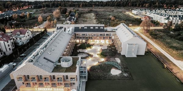 Budynek NICKEL Resort & Wellnest Grzybowo z charakterystycznym skośnym dachem i aluminiową elewacją