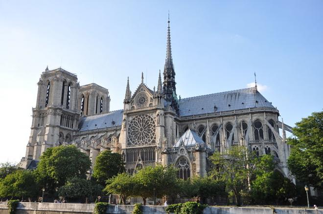 Odbudowa katedry Notre Dame w Paryżu