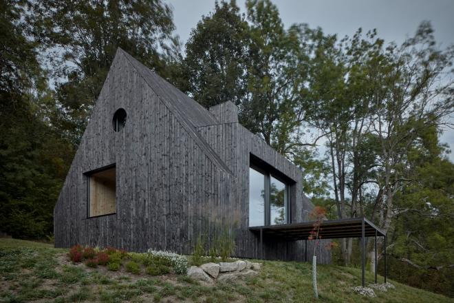 Czarny dom w górach od Mjölk architekti 