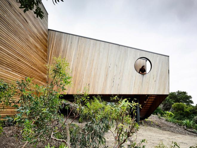 Dom z drewna od Kennedy Nolan Architects 
