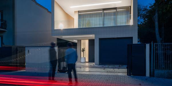 Slim house w Warszawie. Projekt Paweł Lis Architekci