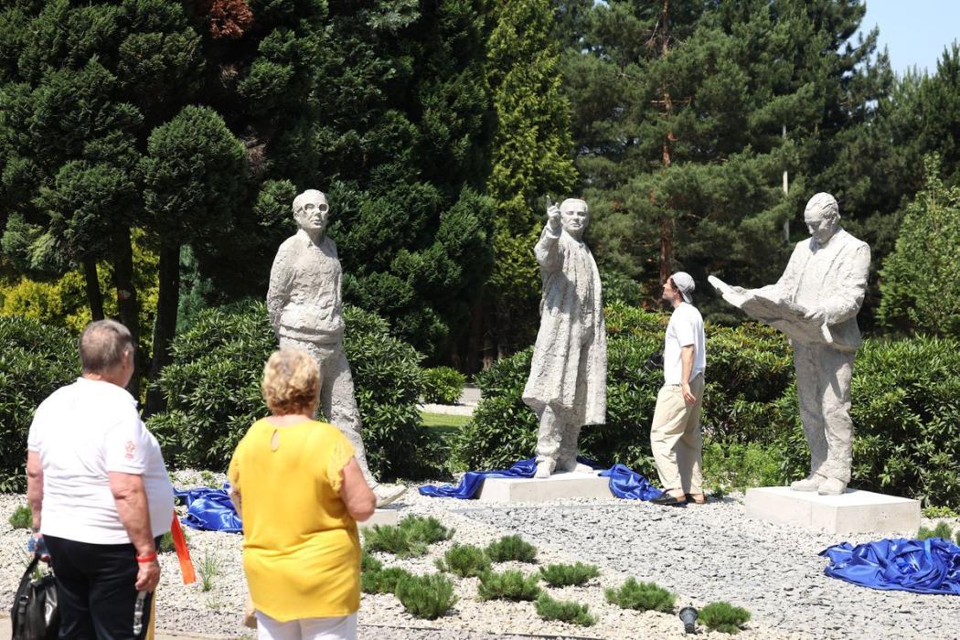 Pomniki w Ustroniu w hołdzie Francie, Buszko i Szewczykowi