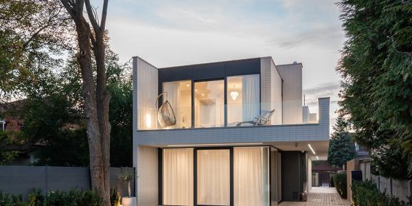 Slim house w Warszawie. Projekt Paweł Lis Architekci