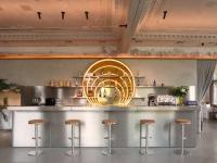 Architektoniczna baśń w surowym betonie. Restauracja Babajaga na warszawskiej Woli