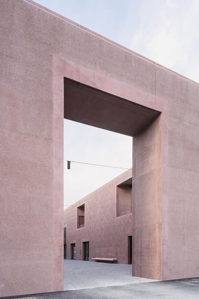 Szkoła z betonu we Włoszech