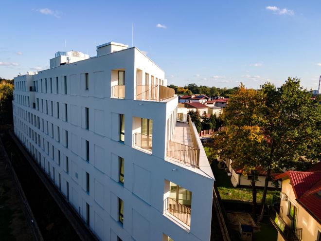 Markowy Targówek: Nowoczesny biały blok od POLE Architekci 